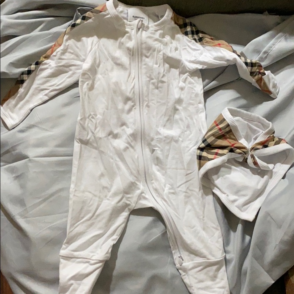 I’m selling a babies oniese only wore once